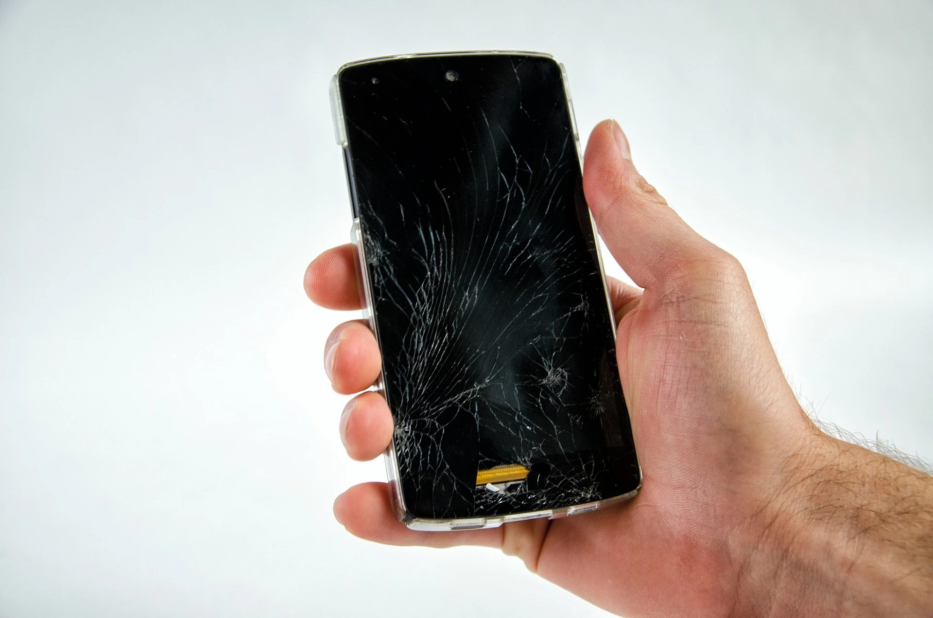 Display-Schäden sind in der Regel nicht so schlimm. Doch aufgepasst, wenn man sein Handy einschickt, wird es oft zurückgesetzt und die Daten sind für immer verloren